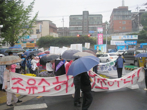                       ▲ 우성아파트 시위에는 지방선거 후보자들이 앞다퉈 참석해 선거유세장을       방불케   했다.      