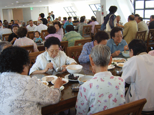                       ▲ 아모레 철산점에서는 주위에       사는 어르신들을 대상으로 식사를 대접하고 있다.      