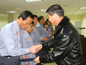                       ▲ 오병민 광명소방서장(사진       오른쪽)이 의용소방대원들에게 임용장을 수여하고 있다.      