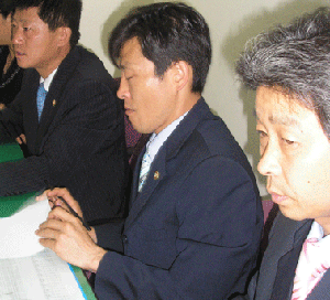                      ▲ 열린우리당 시의원 3명이       시의회 일정을 연기할 것을 요구하고 있다. 사진 왼쪽부터 나상성, 문현수, 김동철 의원.      