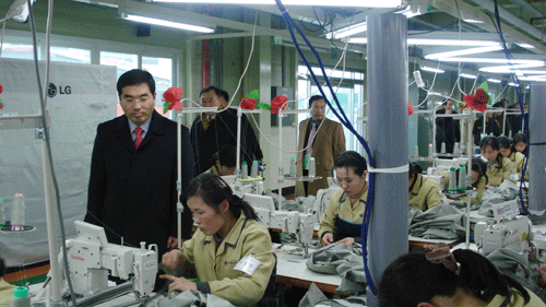                       ▲ 개성공단 내 한       의류제조업체에서 근무 중인 북측 여성근로자들과 필자(왼쪽).      