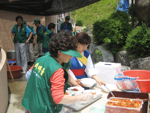                       ▲ 음식준비에 바쁜 광명5동       부녀회원들      