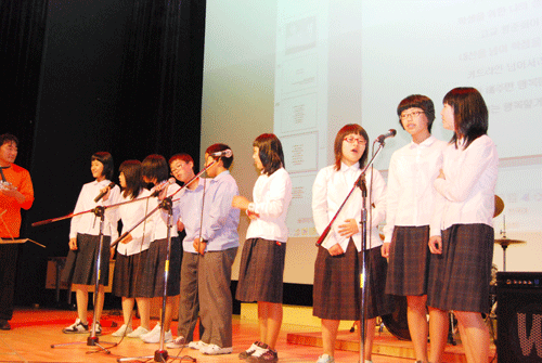                      ▲ 노가바(노래가사 바꿔       부르기)에 참가한 학생들      