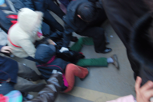                       ▲ 시위 도중 넘어져 부상을       입은 주민      