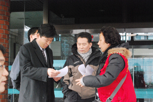                        ▲ 전철협 회원들이       문현수 시의원에게 대책마련을 호소하고 있다.       