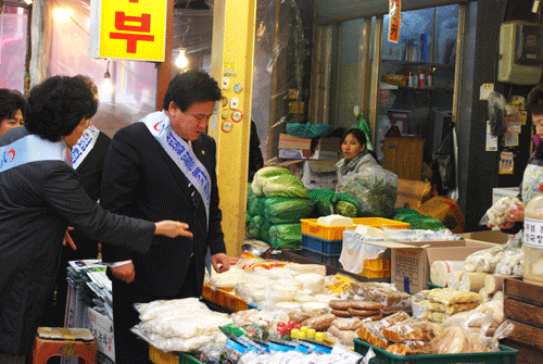                       ▲ 이효선 시장이 새마을시장을       둘러보고 있다.      