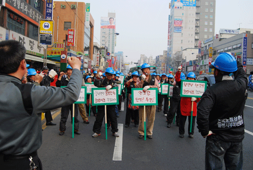                       ▲ 전노련 회원들이 광명사거리를       막고 이효선 시장을 규탄하는 집회를 하고 있다.       