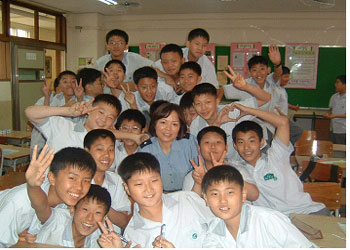                       ▲ 광명경찰서 박옥순       계장(사진, 가운데)이 철산중학교 아이들과 환하게 웃고 있다.      