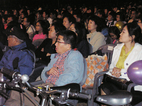                       ▲ 개막식에 참석한       시민들      