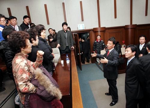                       ▲ 오윤배 의원이 주민들에게       향후 계획을 설명하고 있다. @ 사진 김재석      