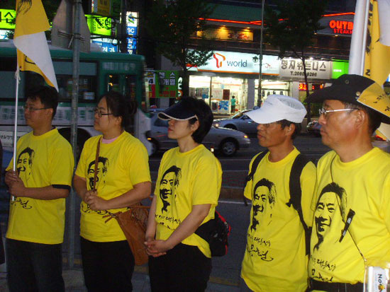                       ▲ 봉하순례단이 12일 철산역       앞에서 이효선 시장의 사퇴를 촉구하는 성명서를 발표했다.      