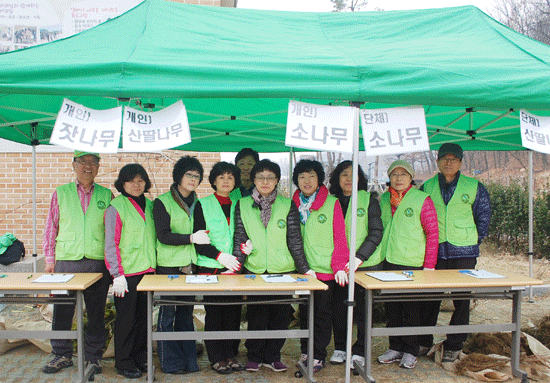                                                                                    ▲ (사)자연보호중앙연맹 광명시협의회가 광명시민 1인 1나무 가꾸기 행사를 30일 개최했다.                              