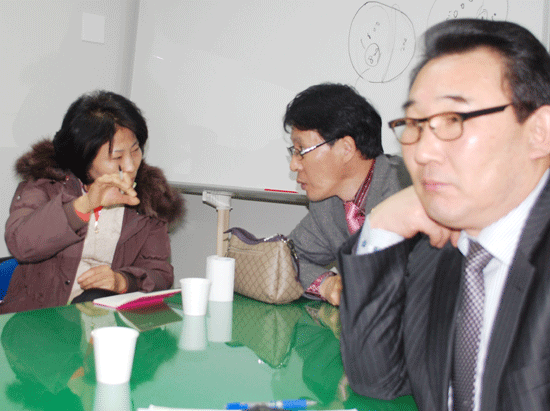                                                                                                ▲ 정용연 시의장이 주민들과 대화를 나누고 있다.                                                                                                                                                                                                                                                                                                                                          