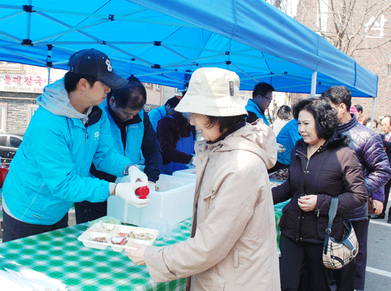                                                                                    ▲ 구룡포수협 광명지점이 지역주민들에게 수산물을 무료로 나눠주고 있다.                              