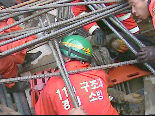                       광명소방서 대원들이 매몰된 근로자들을 구출하고 있다.      