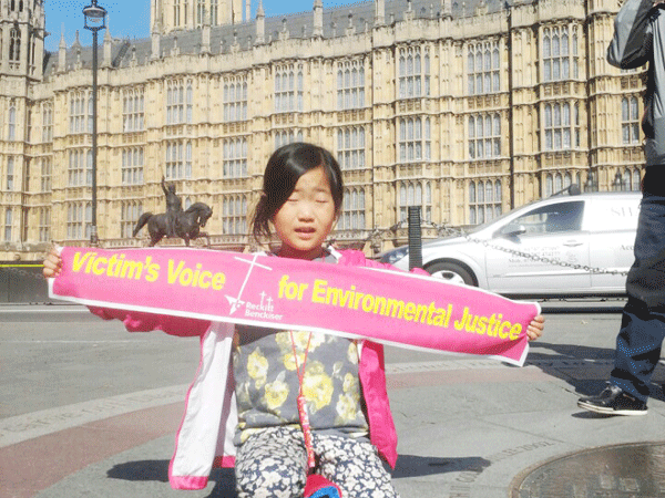  						 							▲ 옥시 본사가 있는 영국 런던 항의방문단에 참여한 강찬호 대표의 딸 나래(10살)