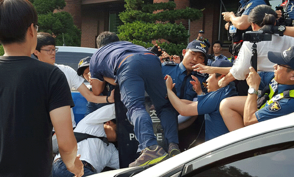  						 							▲ 집단농성을 벌이던 장애인단체 회원이 시청 진입을 시도하며 경찰과 몸싸움을 벌이고 있다.