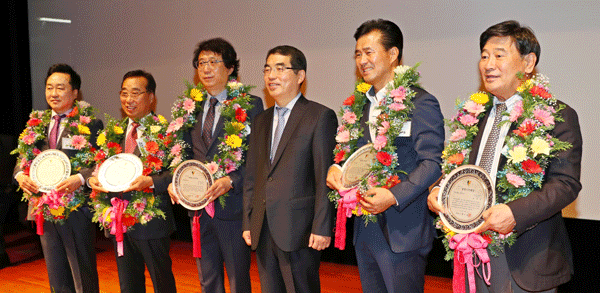  						 							▲ 양기대 시장(사진 왼쪽에서 네번째)과 시민대상 수상자들이 기념촬영을 하고 있다.