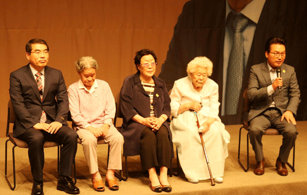  						 							▲ 출판기념회에 참석한 위안부 피해 할머니들이 기념회에 앞서 긴급 기자회견을 하고 있다.