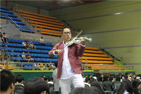 							유진 박이 열정적인 바이올린 연주를 선보였다.