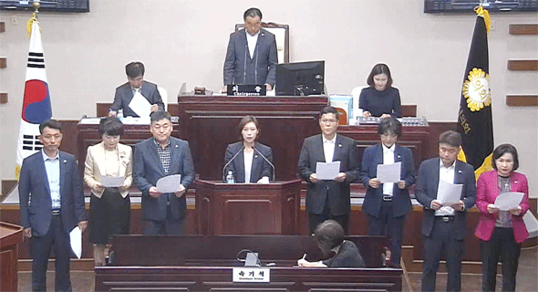 							광명시의회가 소하중 과밀문제 해결을 촉구하는 결의문을 11일 채택했다.