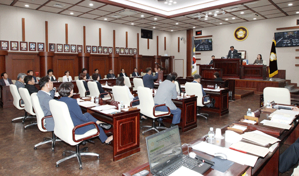 							광명시의회가 20일 본회의에서 집행부가 재의요구한 광명도시공사 조례안 등 3건에 대해 모두 부결처리했다.