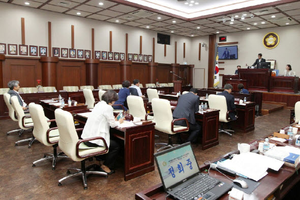 							광명시의회가 26일 민주당과 국민의당 의원 7명이 참석한 가운데 이병주 의장과 김정호 부의장을 기습적으로 불신임하고 새 의장단을 선출하면서 파문이 예상된다.