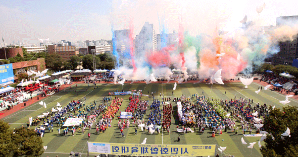 							광명시 개청 36주년 시민의날 기념식과 시민화합체육대회가 14일 개최됐다.