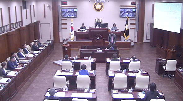 							새 의장 선출 후 처음 개회한 제230회 광명시의회 임시회가 자유한국당 시의원들의 보이콧으로 차질을 빚고 있다.