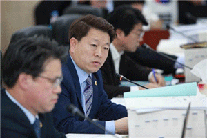 							경기도의회 더불어민주당 박승원 대표의원이 기초지자체장으로부터 듣는 지방분권 토론회를 11~12월 진행한다고 밝혔다.