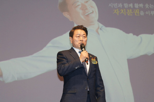 							더불어민주당 박승원 경기도의원이 15일 광명시민회관에서 ‘내 삶을 바꾸는 자치분권’ 출판기념회를 개최했다.