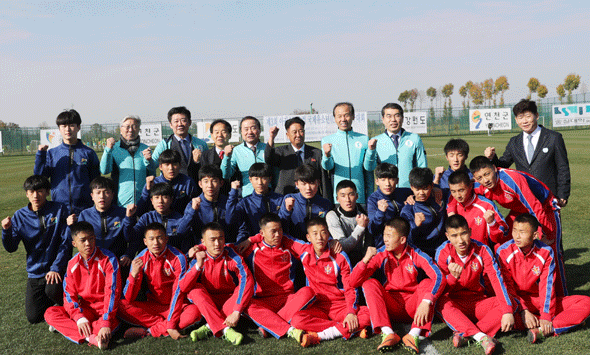 							양기대 시장이 지난해 12월 제3회 아리스포츠컵 국제유소년 축구대회에 참가한 북한선수단을 격려하고 있다.