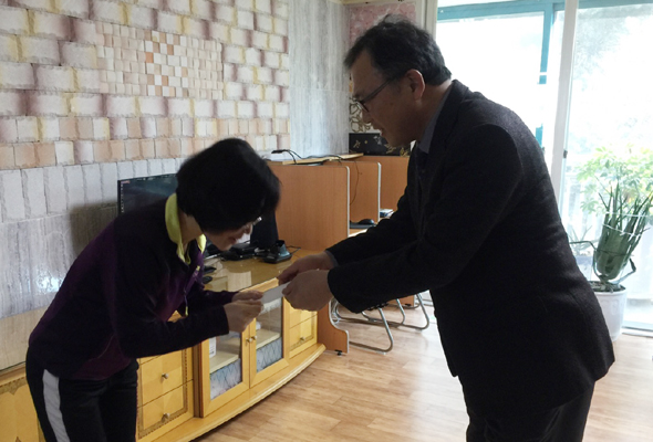 							홍정수 광명교육장(사진 오른쪽)이 12일 아동복지시설을 방문해 위문품을 전달하고 있다.