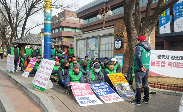 							19일부터 파업에 돌입했던 환경미화원 노조가 광명시의 중재로 사측과 일부 요구조건을 합의해 일단 파업을 중단하고 업무에 복귀키로 결정했다.