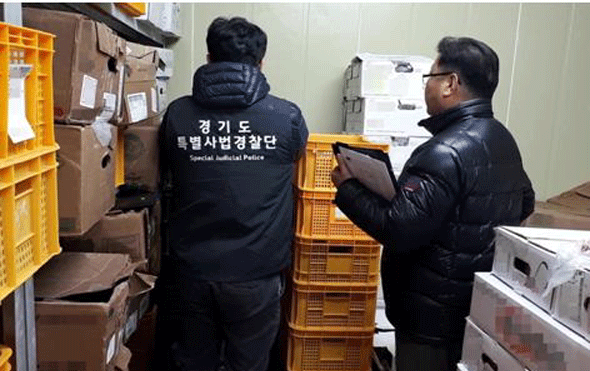 							경기도 특별사법경찰단이 무한리필 업소를 점검하고 있다.