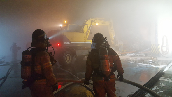 							2일 밤 10시 21분경 광명시 자원회수시설 1층 쓰레기저장소에서 발생한 화재는 밤샘 진화작업 끝에 17시간만에 진화됐다.