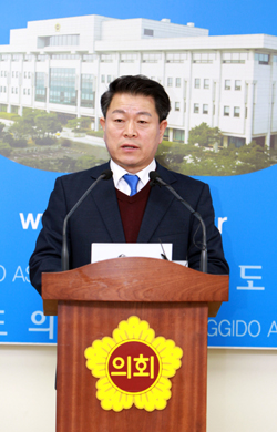 							박승원 경기도의원이 8일 의원직을 사퇴하고 광명시장 선거전에 본격적으로 뛰어들었다.