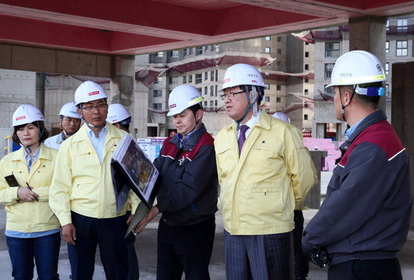 							강희진 부시장이 아파트 공사현장을 방문해 시설관리 보고를 받고 있다.