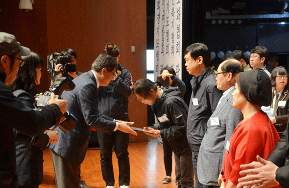 							제38회 장애인의 날 기념식이 19일 광명시민회관에서 열렸다.