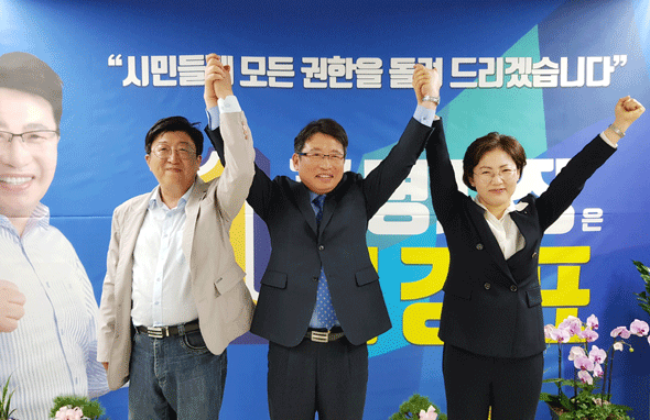 							문영희-김성순 예비후보가 8일 김경표 예비후보의 지지를 선언했다.