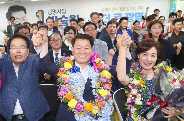							광명시장 당선이 확실시 된 더불어민주당 박승원 후보가 선거캠프에서 지지자들과 함께 당선의 기쁨을 나누고 있다.