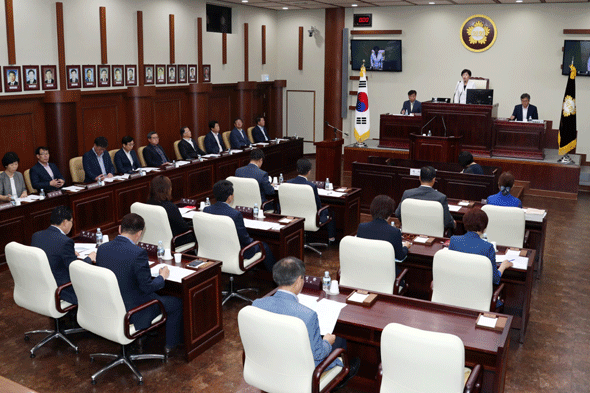 							제8대 광명시의회가 원 구성 이후 첫 임시회를 19일 개회했다.