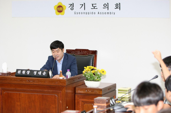 							걍기도의회 기획재정위원장인 정대운 도의원이 회의를 주재하고 있다.
