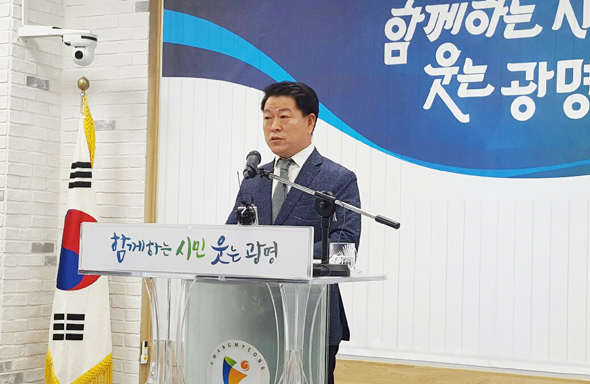 							박승원 광명시장이 20일 시청 중회의실에서 정책브리핑을 하고 있다.