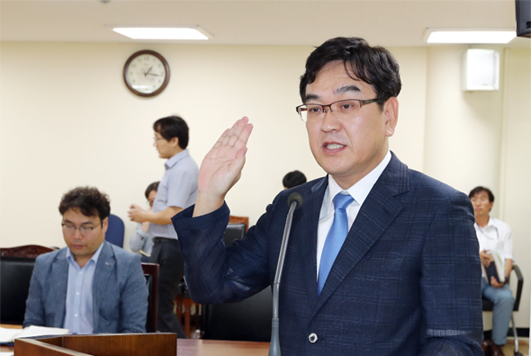 							김종석 광명도시공사 사장 후보자가 청문회에 앞서 선서를 하고 있다.