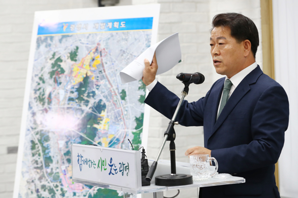 							박승원 광명시장이 4일 오전 기자회견에서 국토부의 하안2지구 공공택지 일방적 지정에 대해 자치권을 사수하겠다며 반대의사를 재차 밝혔다. @사진=광명시청