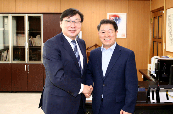 							박승원 광명시장(오른쪽)이 이화영 경기도 평화부지사를 만나 시정현안을 설명하고 지원을 요청했다.
