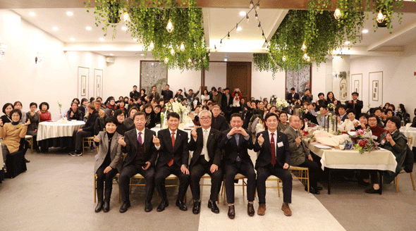 							한국지역복지봉사회 창립21주년기념 자원봉사자대회가 6일 열렸다.