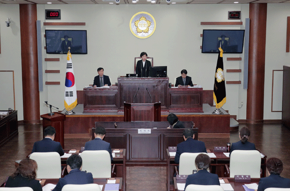 							광명시의회가 14일 제2차 정례회를 마무리하고, 내년도 예산 8,125억 9,216만원을 최종 확정했다.