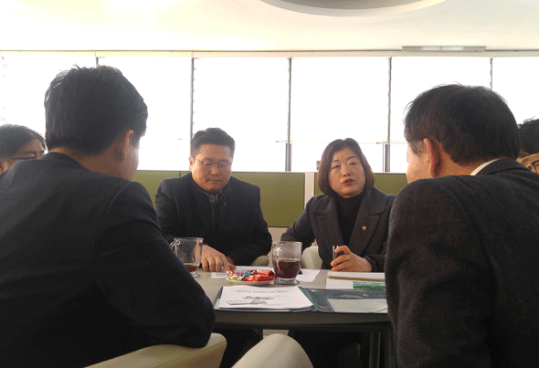 							문경희 경기도의원이 11일 수도권교통본부 등 관계자들과 강변북로 교통정체 해소 방안을 논의했다.